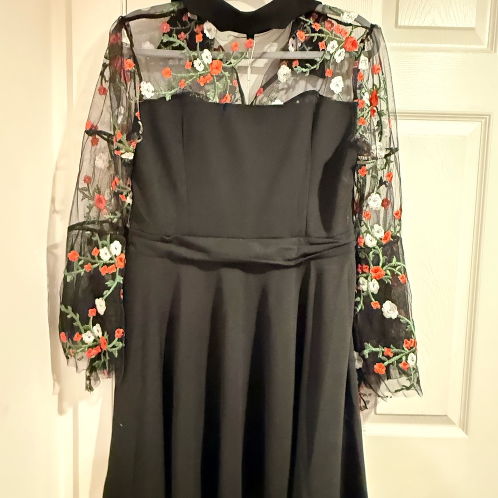 Chic Black Dress with Floral Sheer Sleeves - Picture 4 of 4